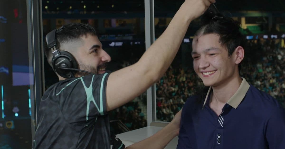 MAJ3R в прямом эфире подстриг казахского кастера PGL Astana 2026, проигравшего спор о проходе Aurora в плей-офф