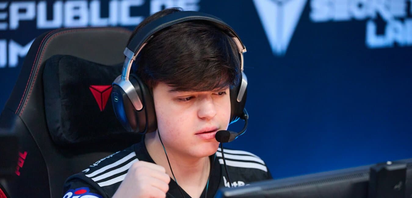 Molodoy одним выстрелом с AWP попал по четырем игрокам Spirit