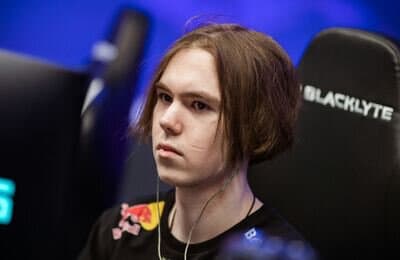 Donk теперь дотер! Запускает матчмейкинг чаще, чем Faceit